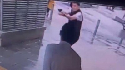 İzmir’de silahlı saldırı! Kalabalığın ortasında silahlı saldırı kamerada