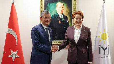 CHP'deki değişim sonrası ilk görüşme! Özgür Özel, Meral Akşener'i ziyaret etti