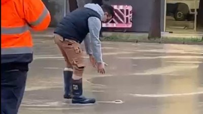 Yalova’yı yağmur vurdu! Biriken suda balık tuttular