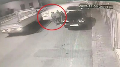 Adana'da kamyonetin açılan kapağı yolda yürüyen kadının başına çarptı