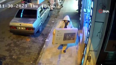 Manisa'da hırsız, mağaza önündeki televizyonu alıp götürdü