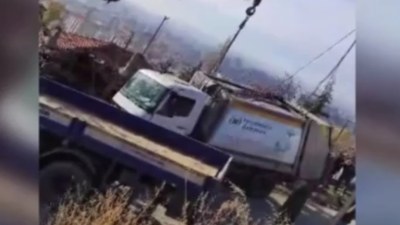 Ankara'da çöp kamyonu evin çatısına düştü
