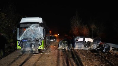 Kocaeli'de otobüsle kafa kafaya çarpışan otomobilin sürücüsü öldü