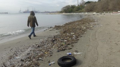 İstanbul'da Avcılar sahili çöplüğe dönüştü