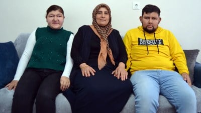 Aksaray'da engelli iki çocuğuna göz oldu: Biri üniversiteyi bitirdi, diğeri lise öğrencisi