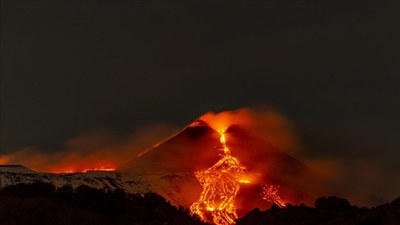 Etna Yanardağı lav püskürtmeye devam ediyor
