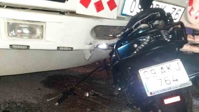 Aydın'da virajı alamayan motosiklet, kamyonete saplandı
