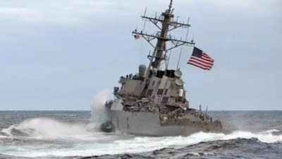Kızıldeniz'de ABD savaş gemisi ve ticari gemiler vuruldu