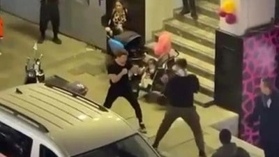 İstanbul'da cadde boks ringine döndü! İki erkek dedikodu yüzünden kavga etti