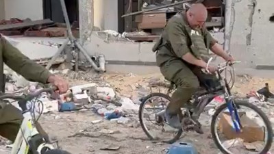 İsrail askerleri Gazze'de eğlendi! Enkazın ortasında öldürülen çocukların bisikletine bindiler