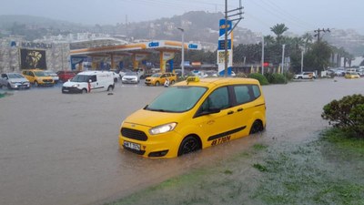 Bodrum'da sağanak yağış hayatı felç etti: Yollar göle dönüştü