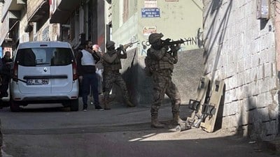 Gaziantep'te polislere ateş açtı: Etek giymiş halde yakalandı
