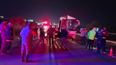 Manisa'da tıra arkadan çarpan midibüste 1'i ağır 12 kişi yaralandı