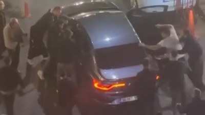 İstanbul trafiğinde yol verme krizi: Zarar vermek istediği aracın tavanında zıpladı...