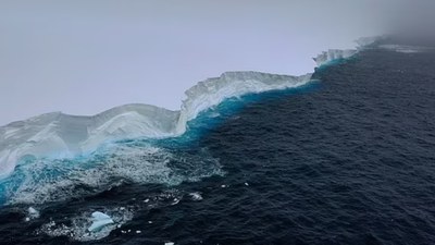 Neredeyse İstanbul kadar: Dünyanın en büyük buz dağı okyanusta süzülürken görüntülendi!
