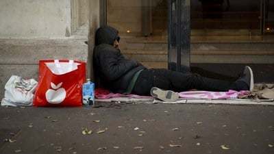 Paris'in arka yüzü! Binlerce evsiz sokaklarda yatıyor