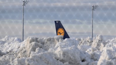 Almanya'da kar kaosu: Münih Havalimanı'nda uçuşlar durduruldu