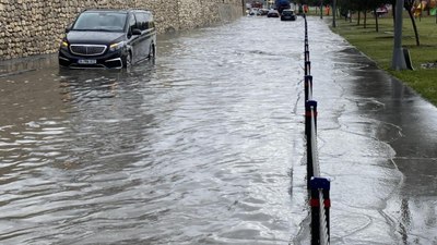 İstanbul'da yağmur sonrası aynı manzara! Otobüsün içini su bastı