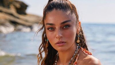Ayça Ayşin Turan’dan cesur pozlar! Kıyafetinin üstü ayrı, altı ayrı… “Sanat eseri gibi