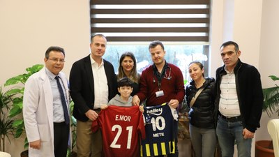 Emre Mor'dan anlamlı hareket! Formasını lösemi tedavisi gören çocuğa verdi