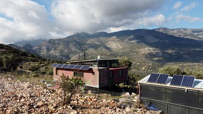 Sakin bir hayat için İstanbul'dan taşındıkları Muğla kırsalında konteynerde yaşıyorlar