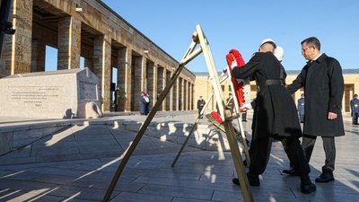 Özgür Özel, İsmet İnönü'yü mezarı başında andı