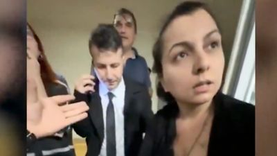 Kadir Has Üniversitesi'nde 'mescit' polemiği! Akademisyen ayakkabılarıyla bastı...