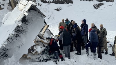 Ağrı'da kardan kapanan yolu açmaya giden iş makinesi yuvarlandı: 4 ölü