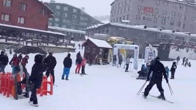 Kayakçıların keyfi yerinde: Uludağ'da kar yağışı başladı