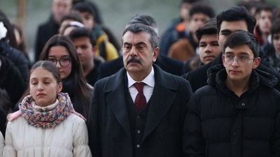 Türkiye şehitlerini uğurladı! Öğrencilerden son görev: Saygı duruşunda bulundular...