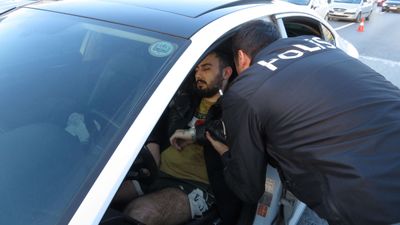 İstanbul'da direksiyon başında uyuyakalan alkollü sürücü trafiği kilitledi