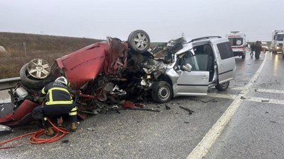 Kırklareli'nde otomobil ile hafif ticari araç çarpıştı: 2 ölü, 1 yaralı