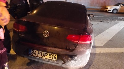 Kadıköy'de kontrolden çıkan otomobil bariyere çarptı