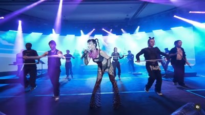 Şarkıcı Hande Yener sahne tarzıyla dikkat çekti! Şarkıcı hayranları çok beğendi