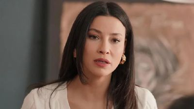 Müjde Uzman kızıla döndü, yorum yağdı! 