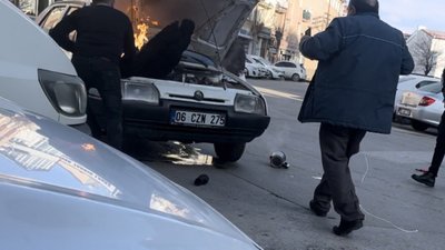 Sivas'ta otomobilin motoru yandı: Sürücü montuyla söndürmeye çalıştı