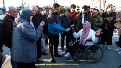 İstanbul'da engelli kadının asansör isyanı! Beni vatandaşlar çıkardı