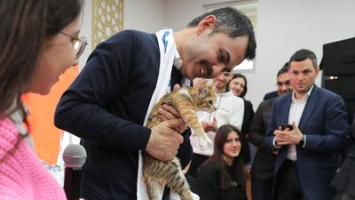 Gençlerden Murat Kurum'a kedi sürprizi