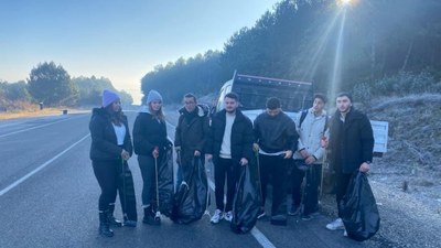 Kastamonu'da üniversite öğrencileri doğaya atılan çöpleri topladı