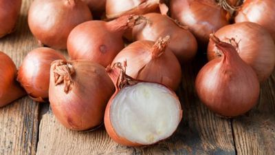 Soğanların ömrüne ömür katıyor: Yaz aylarına kadar bozulmadan ilk günkü tazelikte tutacak o saklama yöntemi!