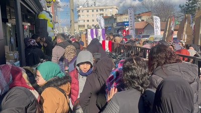 Bursa'da açılışa özel kampanya düzenleyen mağazada izdiham yaşandı