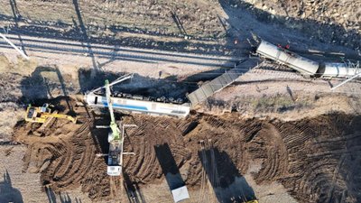 Kırıkkale'de devrilen tren, 35 saatlik çabayla kaza alanından kaldırıldı