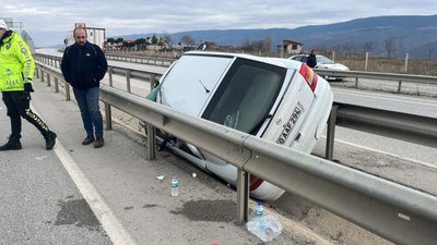 Kastamonu'da araç bariyerlere asıldı kaldı! Yürekleri ağza getiren anlar