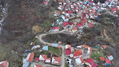 Tokat'ta heyelanların yaşandığı köy ikiye bölündü