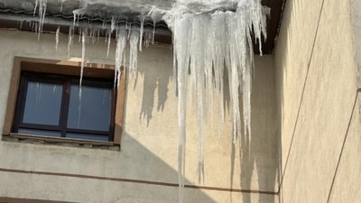 Hakkari'de Sibirya soğuğu etkisi: Buz sarkıtları 4 metreyi aştı