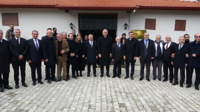 Mehmet Nuri Ersoy, restorasyonu tamamlanan cemevini ziyaret etti