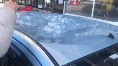 Ardahan'da çatılardan düşen buz kütleleri arabalara zarar verdi