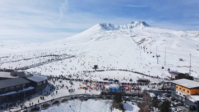 Kayseri Erciyes kayak merkezinde pistler doldu taştı