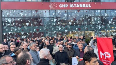 Adaylardan rahatsız olan CHP'lilerden İstanbul il binası önünde protesto