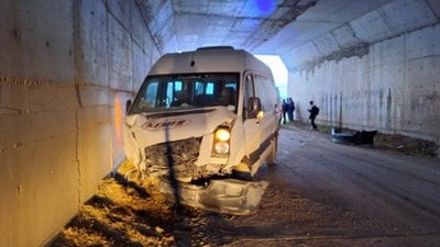 Burdur'da öğrenci servisi ile otomobil çarpıştı: 14 yaralı